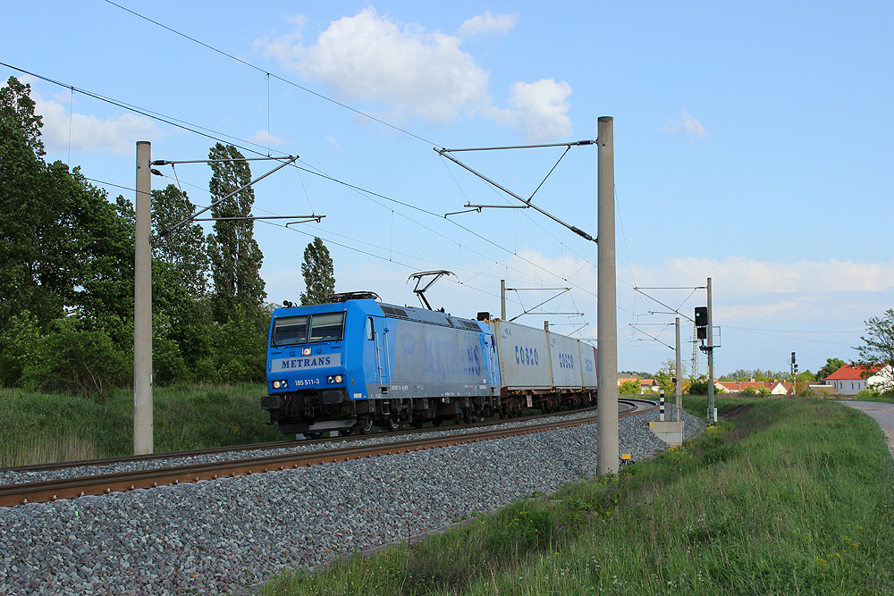 09.05.2014 18:17 Uhr - Metrans 185 511 fährt mit einem Containerzug in Richtung Wittenberge.