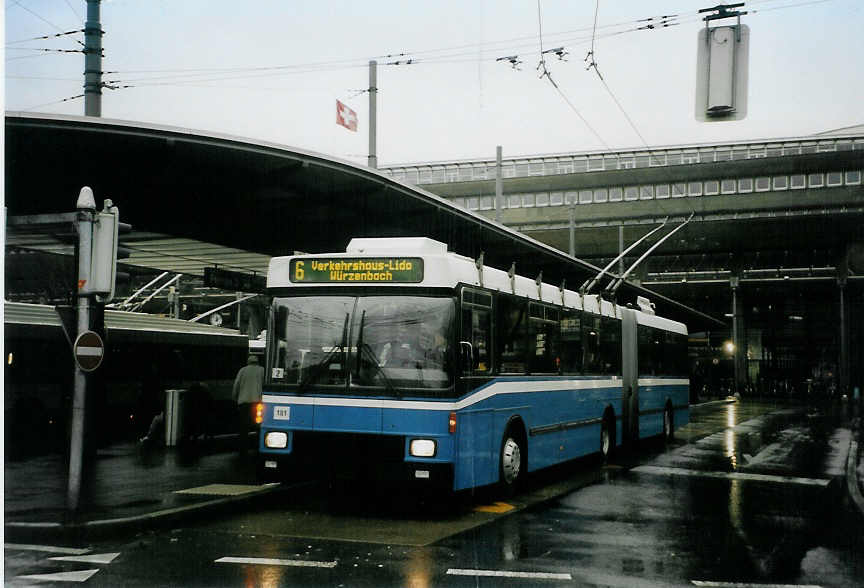 (091'311) - VBL Luzern - Nr. 181 - NAW/Hess Gelenktrolleybus am 1. Januar 2007 beim Bahnhof Luzern
