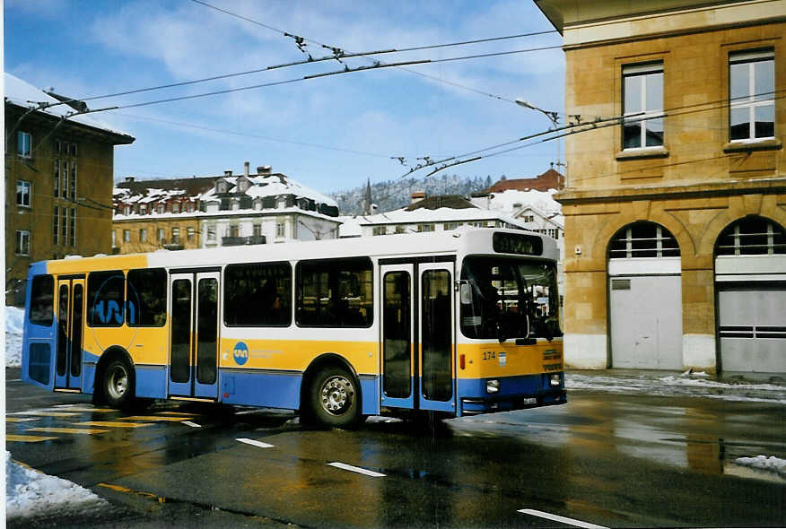 (093'333) - TC La Chaux-de-Fonds - Nr. 174/NE 84'381 - Volvo/Lauber am 25. Mrz 2007 beim Bahnhof La Chaux-de-Fonds