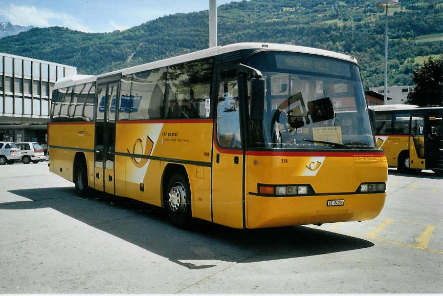 (095'633) - Rey, Ayent - Nr. 258/VS 84'258 - Neoplan am 23. Juni 2007 beim Bahnhof Sion