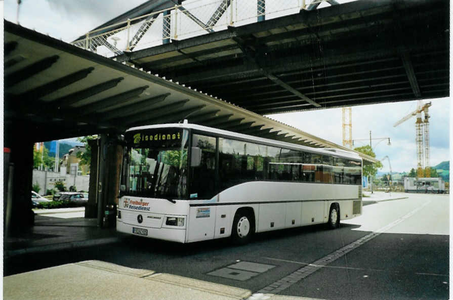 (096'025) - Freiburger-Reisedienst, Freiburg - FR-AZ 925 - Mercedes am 9. Juli 2007 beim Bahnhof Freiburg