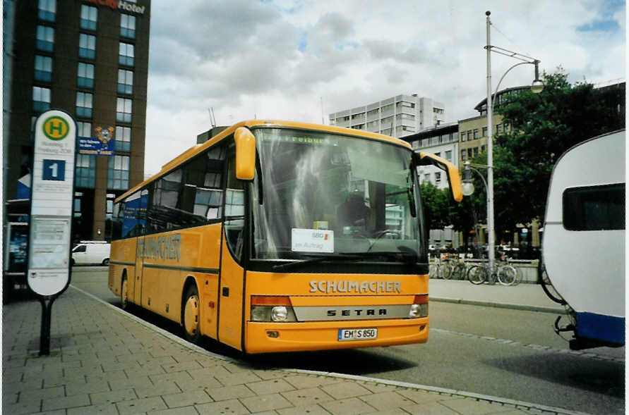 (096'037) - Schumacher - EM-S 850 - Setra am 9. Juli 2007 beim Bahnhof Freiburg