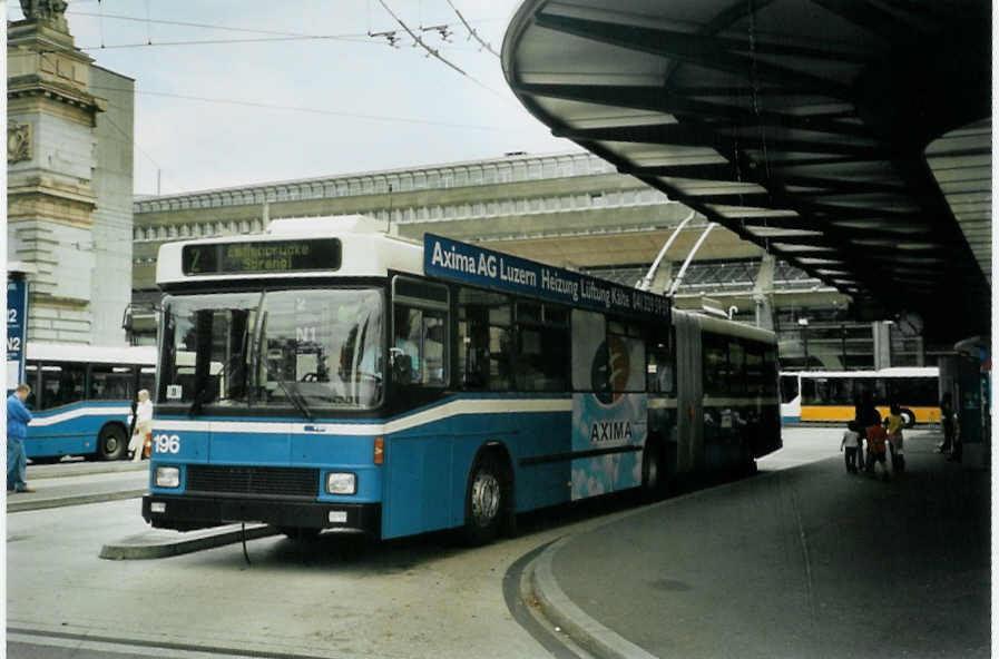 (096'822) - VBL Luzern - Nr. 196 - NAW/Hess Gelenktrolleybus am 23. Juli 2007 beim Bahnhof Luzern