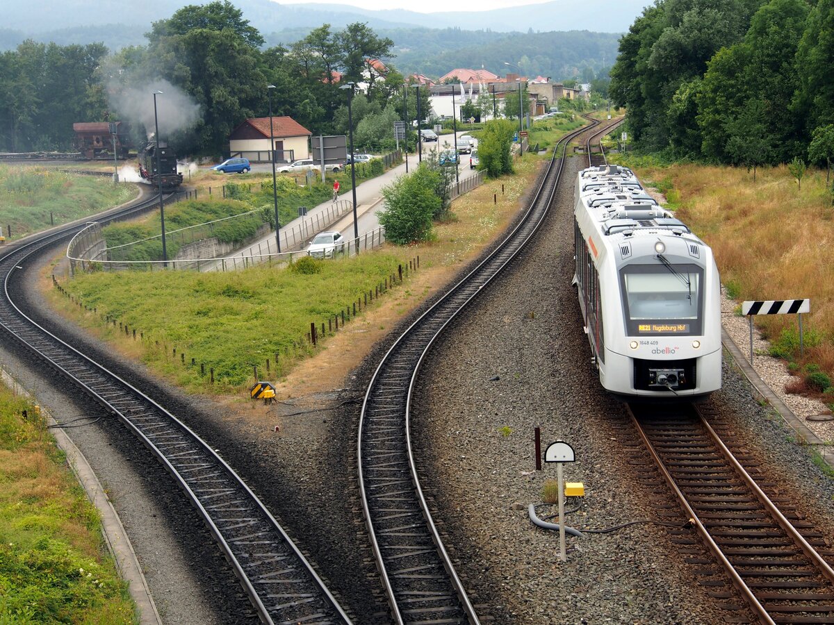 1 648 409 abellio auf Linie RE 21 in Werningerode am 29.07.2019. Im Hintergrund links rangiert HSB 99 236 ein Fahrwerk einer 199.