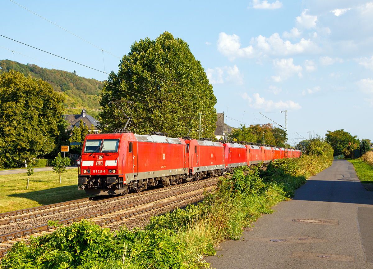 
10 auf einen Streich....oder ein sehr langer Lokzug der DB Cargo Deutschland AG.....

Von der 185 226-6 und 185 233-4 werden 8 weitere Loks, und zwar die 185 060-1, 152 142-6, 145 068-3, 152 057-6, 185 057-7, 185 310-0, 185 078-3, 185 351-4 und 185 168-2 am 31.08.2019 durch Leutesdorf (Rhein) in Richtung Norden gezogen.