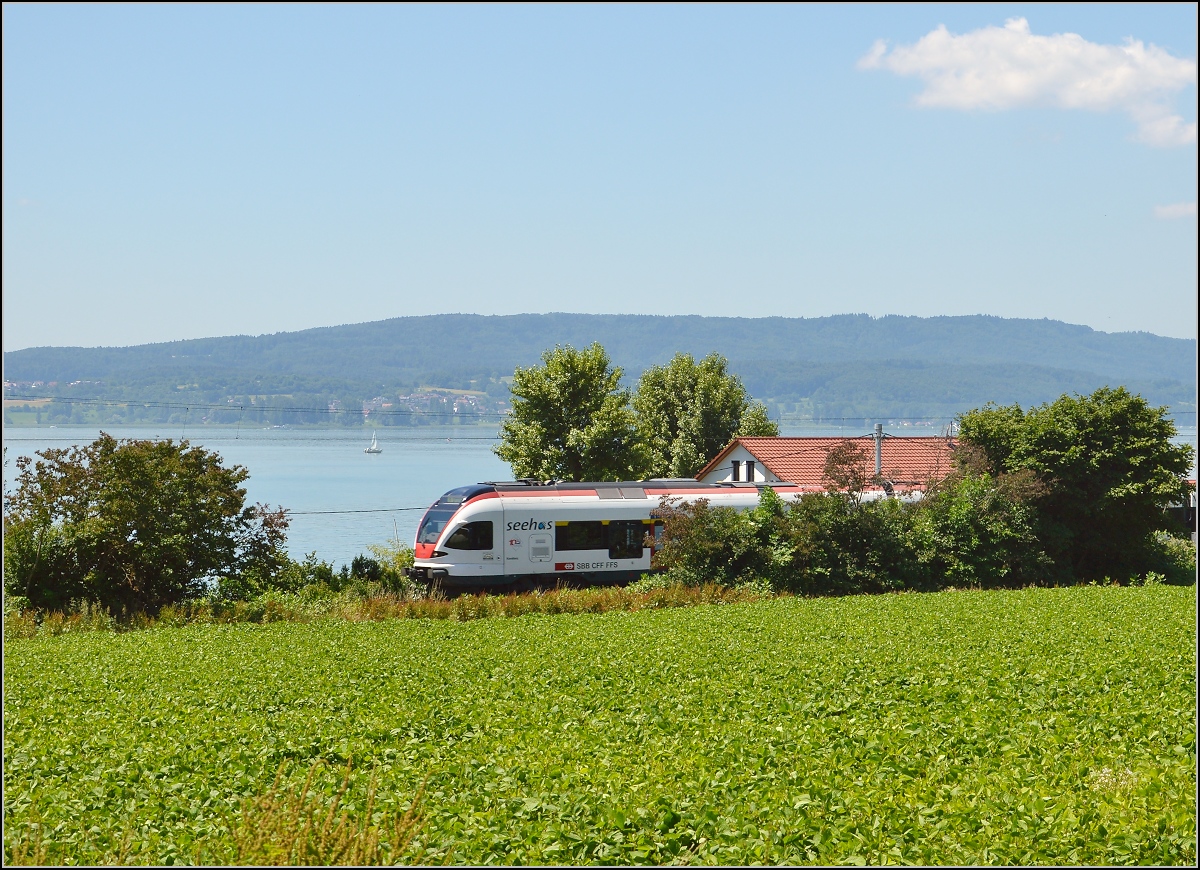 10 Jahre Seehas mit der SBB. Oder nennen wir es Encore...

Freien Blick auf den See gibt es fast nirgendswo, hier bei Allensback gibt es wenigstens ein Blickchen. Juni 2015.