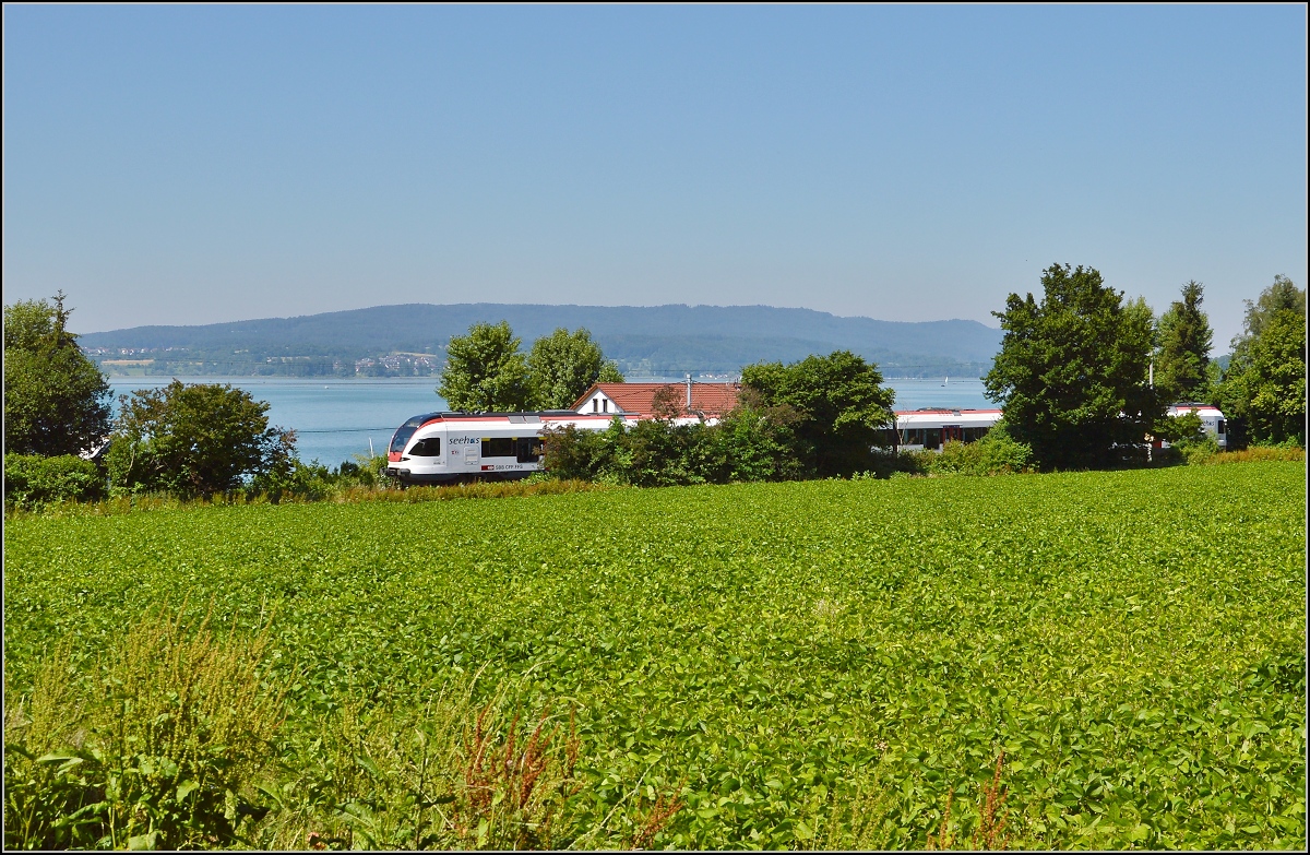 10 Jahre Seehas mit der SBB. Oder nennen wir es Encore...

Freien Blick auf den See gibt es fast nirgendswo, hier bei Allensback gibt es wenigstens ein Blickchen. Juni 2015.