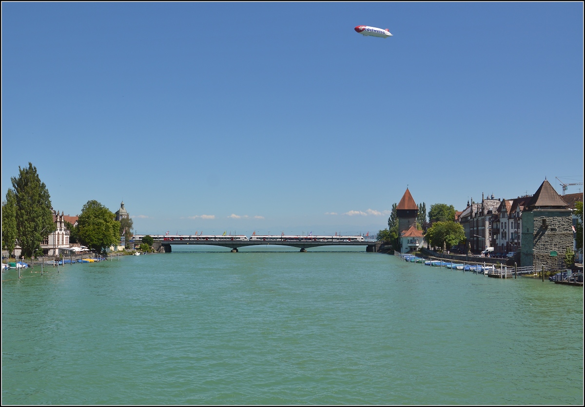 10 Jahre Seehas mit der SBB.

Eine Doppelgarnitur Seehasen mit Zeppelin in sommerlicher Bilderbuchpose. Konstanz, Juni 2015.