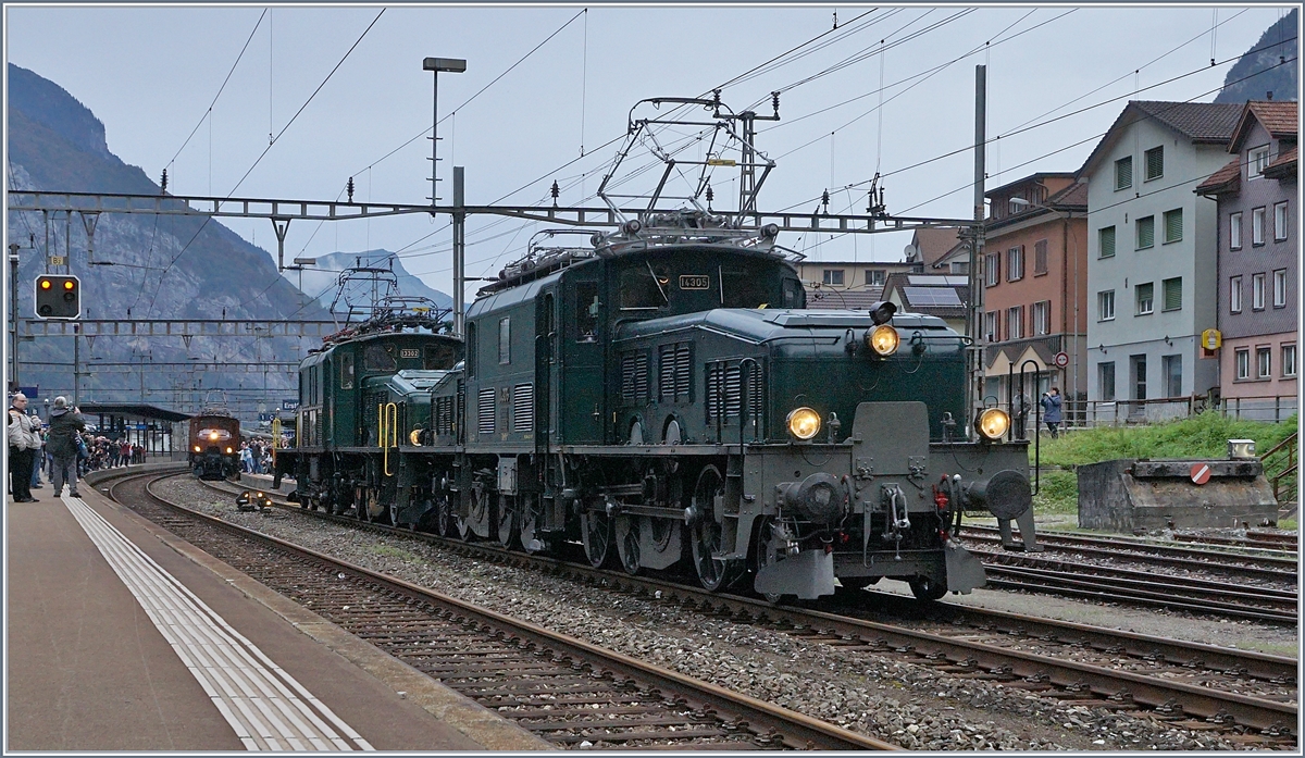 100 Jahre Krokodil: Die beiden grünen Krokodile, die SBB Historic Ce 6/8 III 14305 (91 85 4601 305-6) und die bei der SOB eingestellte Be 6/8 III 13302 (91 85 4601 302-3) haben das Depot verlasen und sind nun auf der Rangierfahrt zur Ce 6/8 II mit ihrem langen Extrazug, welcher mittlerweile auf Gleis 1 aufgestellt wurde. 

19. Okt. 2019 