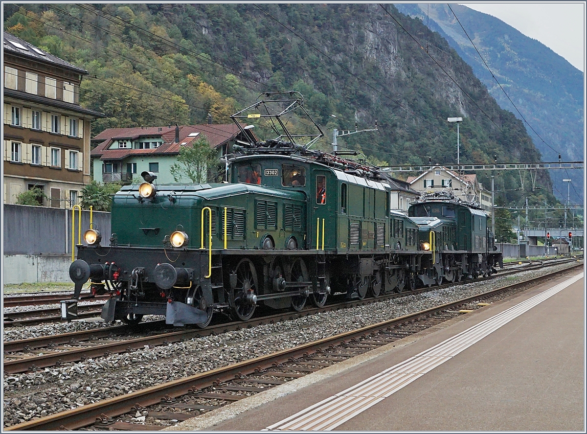 
100 Jahre Krokodil: Die beiden grünen Krokodile, die SBB Historic Ce 6/8 III 14305 (91 85 4601 305-6) und die bei der SOB eingestellte Be 6/8 III 13302 (91 85 4601 302-3) haben das Depot verlasen und sind nun auf der Rangierfahrt zur Ce 6/8 II mit ihrem langen Extrazug, welcher mittlerweile auf Gleis 1 aufgestellt wurde. 19. Okt. 2019 