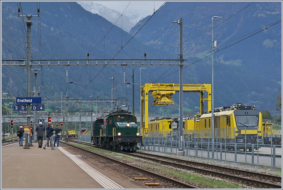 100 Jahre Krokodil. Die beiden Ce 6/8 III 14305 (9185 4601 305-6) und die SOB Be 6/8 III 13302 (91 85 4601 302-3) rangieren, während rechts im Bild moderne Dienstfahrzeuge zum Unterhalt des Gotthard Basis Tunnels zu sehen sind.

19. Oktober 2019