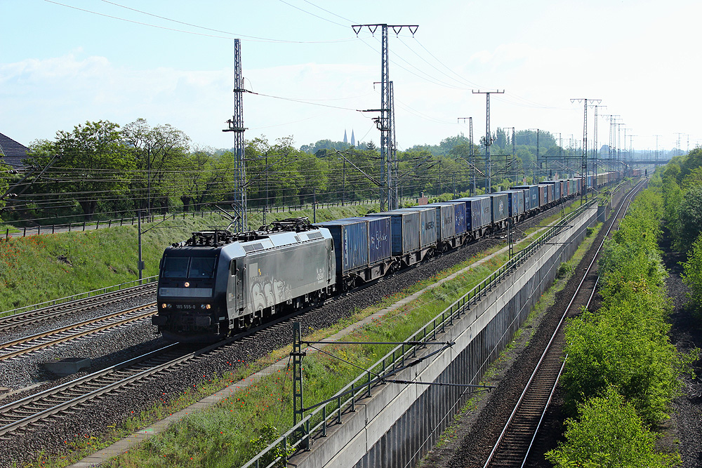 10.05.2014 08:53 Uhr - 185 555 von MRCE fährt mit einem Containerzug aus Richtung Rathenow kommend in Richtung Salzwedel.