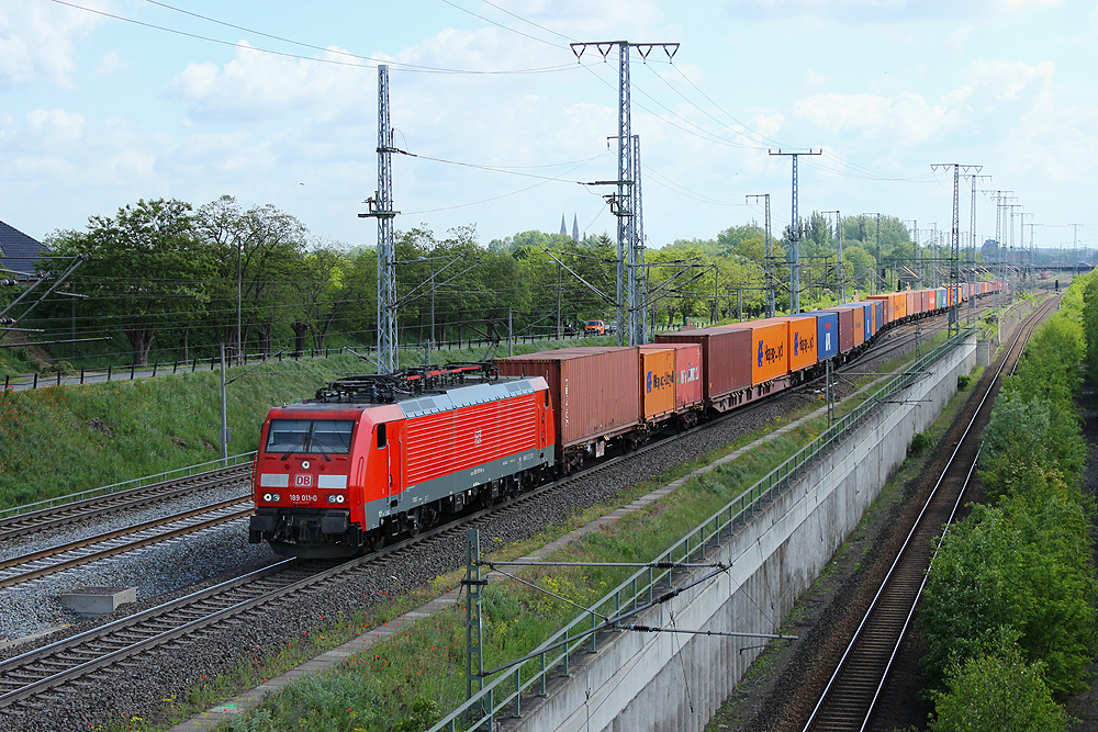 10.05.2014 10:56 Uhr - 189 011 fährt mit einem Containerzug aus Richtung Magdeburg kommend in Richtung Salzwedel.