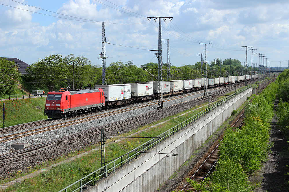 10.05.2014 11:19 Uhr - 185 384 fährt mit einem Schenker-KLV aus Richtung Magdeburg kommend in Richtung Wittenberge.