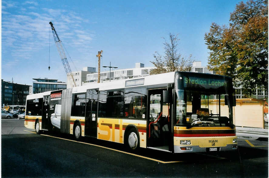 (100'712) - STI Thun - Nr. 89/BE 572'089 - MAN am 28. Oktober 2007 beim Bahnhof Thun (prov. Haltestelle)