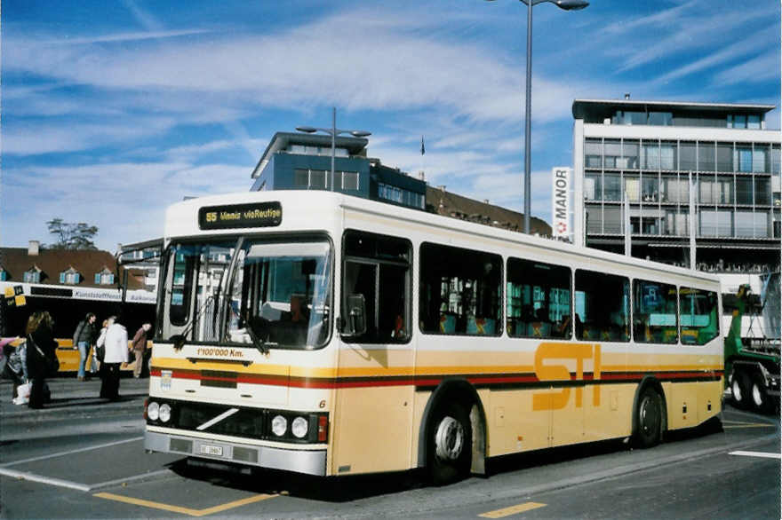 (100'716) - STI Thun - Nr. 6/BE 26'667 - Volvo/FHS (ex TSG Blumenstein Nr. 6) am 29. Oktober 2007 beim Bahnhof Thun