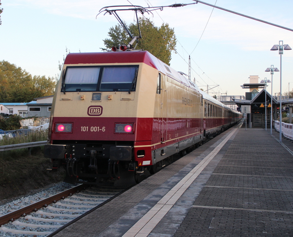 101 001 mit DZ 321(Warnemünde-Cottbus)bei der Durchfahrt in Rostock-Marienehe.03.10.2025