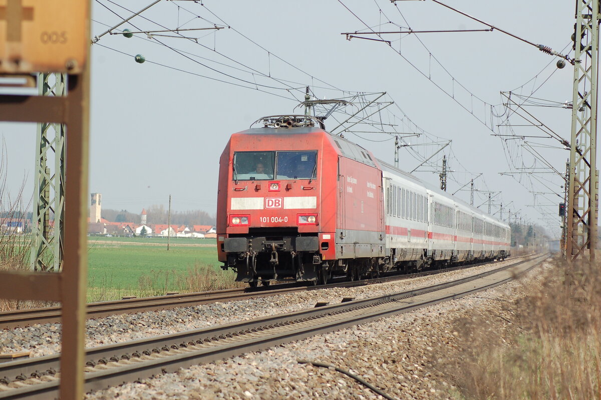 101 004-0 mit IC bei Neu-Ulm Pfuhl am 09.04.2009.