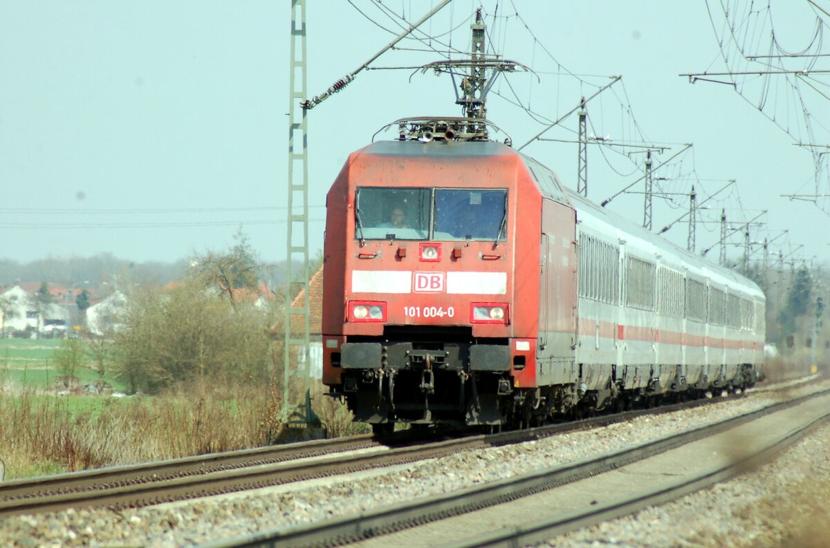 101 004-0 mit IC in Neu-Ulm Pfuhl am 09.04.2009.