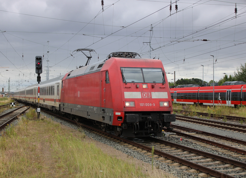 101 009 mit IC 2263(Binz-Hamburg)via Rostock und Lübeck bei der Einfahrt im Rostocker Hbf.22.08.2025