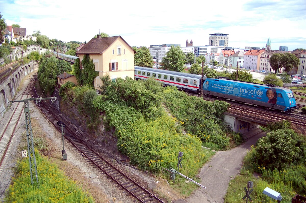 101 016-4 mit Werbung für UNICEF von der Filstalbahn KBS 750 kommend, in der Bahhofseinfahrt Ulm am 04.08.2008.
