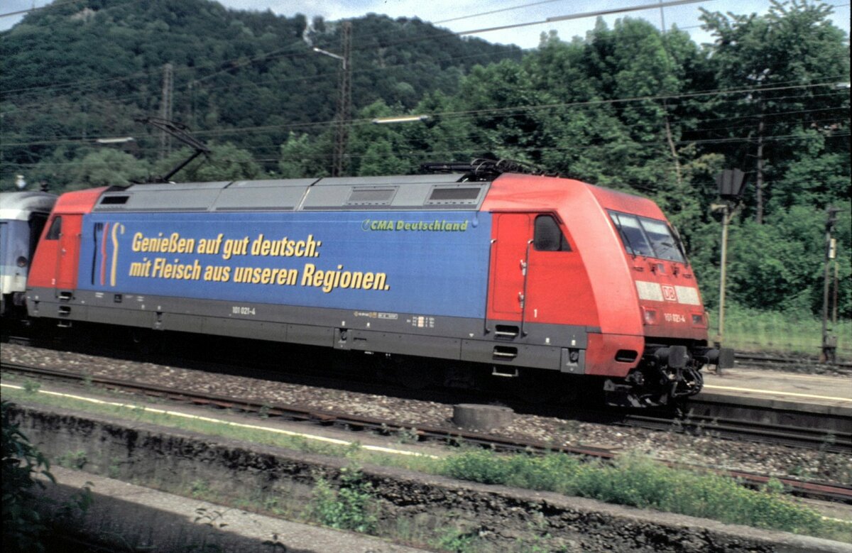 101 021-4 mit Fleischwerbung in Geislingen/Steige am 29.05.2001.