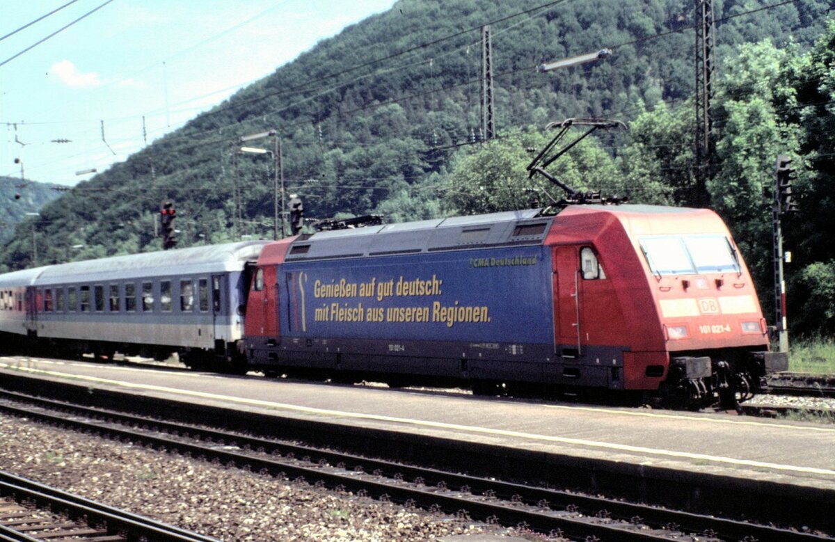 101 021-4 mit Fleischwerbung und IR nach Karlsruhe in Geislingen/Steige am 29.05.2001.