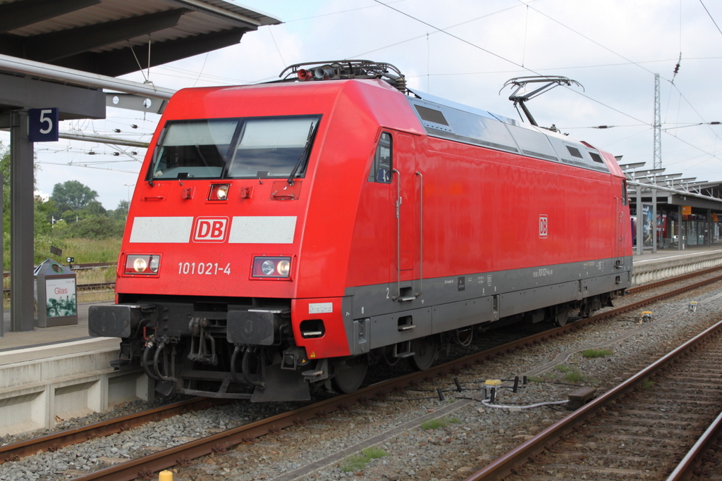 101 021-4 wartete am 18.06.2016 auf den CNL-Nachtzug 470 Sirius von Zrich nach Ostseebad Binz im Rostocker Hbf.