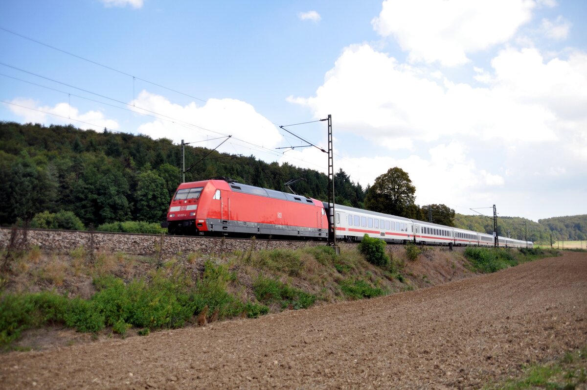 101 021-6 mit IC in Amstetten am 10.09.2023. Diese lokbespannten Züge werdenwohl bald durch Triebzüge, wie 4010 Stadler Kiss verdrängt werden.