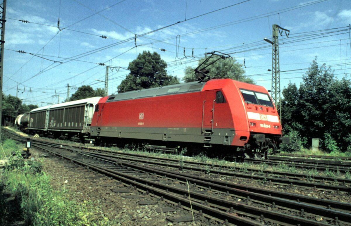 101 026-3 mit Güterzug in neu-Ulm im Juli 1998.