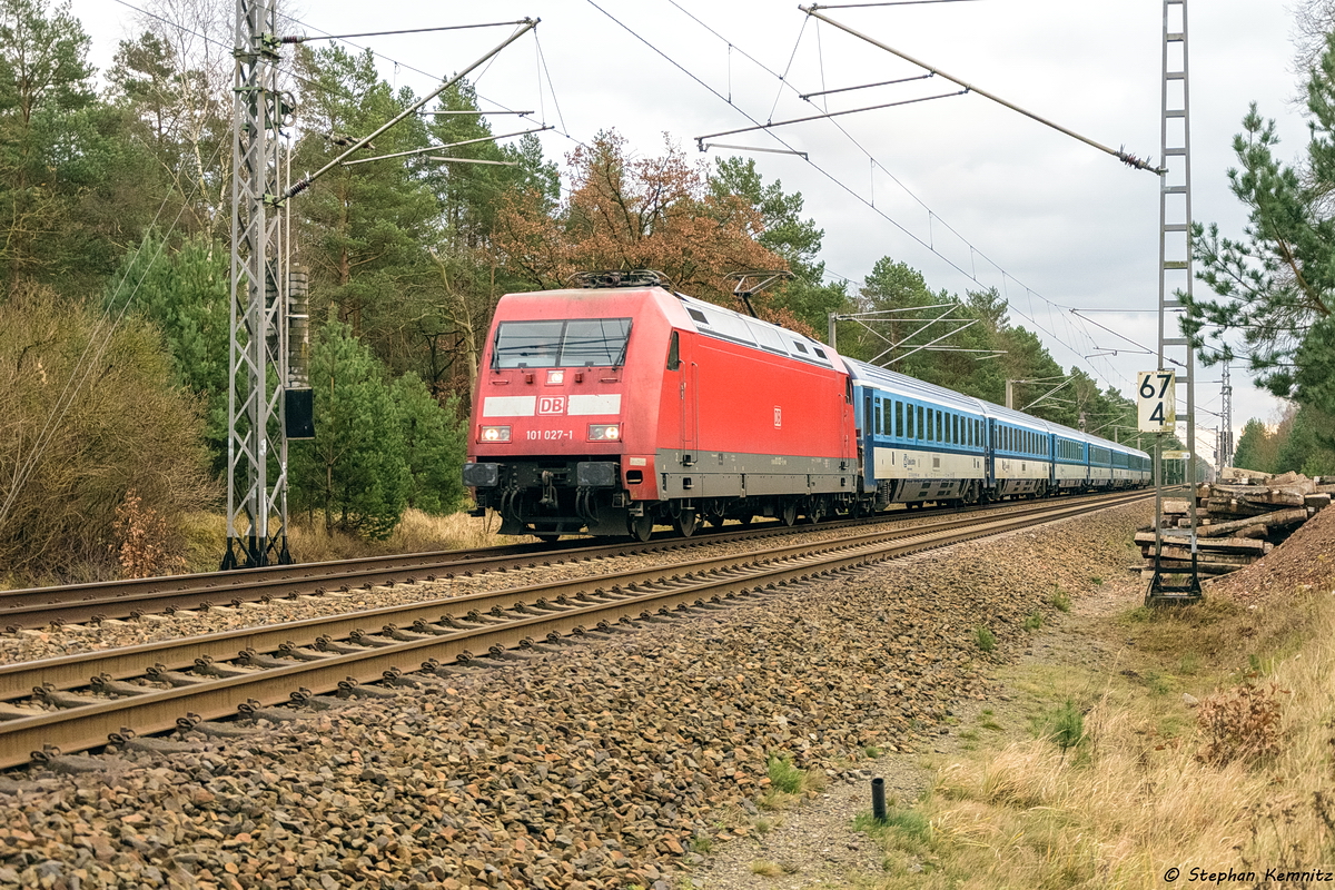 101 027-1 mit dem EC 176  Johannes Brahms  von Praha hl.n. nach Hamburg-Altona bei Friesack am 28.11.2017. Ab dem Sommer 2018 werden ČD/ELL Vectron-Loks den kompletten Verkehr zwischen Hamburg-Altona und Prag übernehmen.