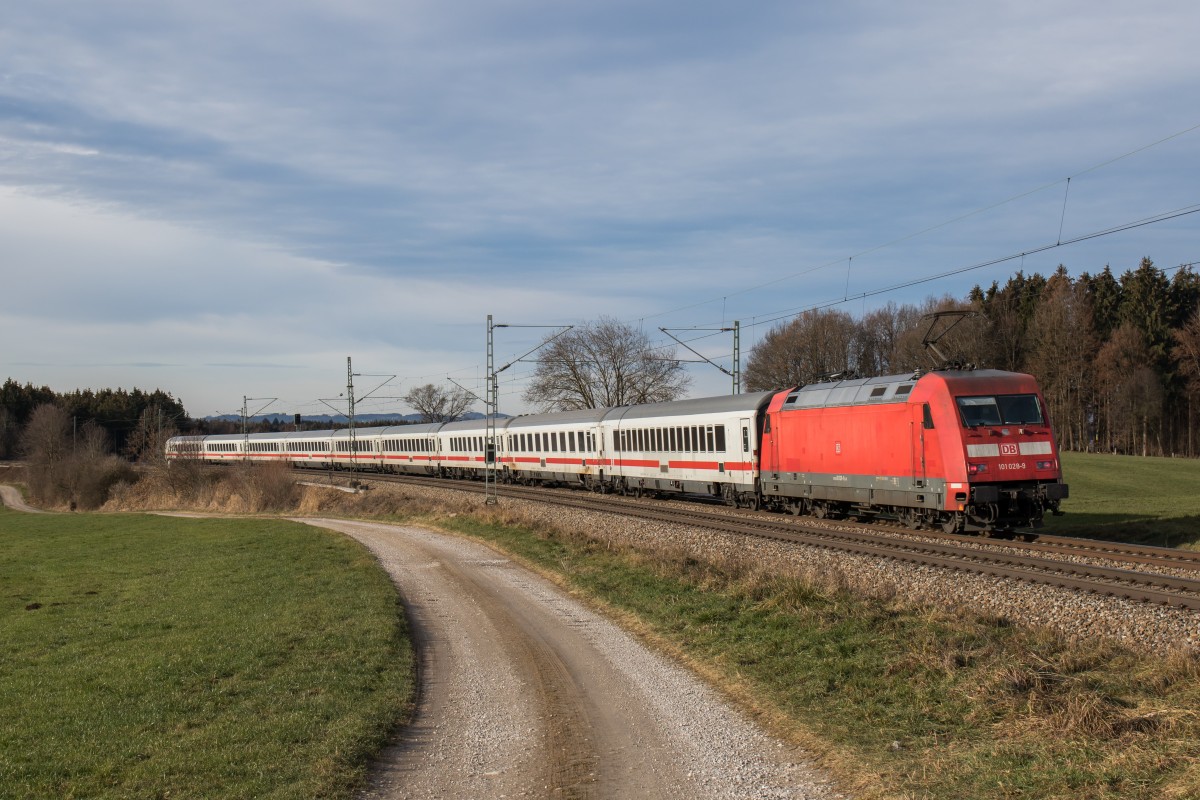 101 028-9 war am 12. Dezember 2015 bei Htt schiebend in Richtung Mnchen unterwegs.