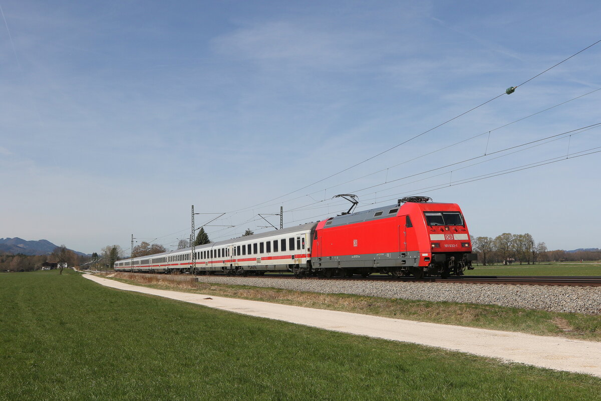 101 032 mit einem  EC  aus Mnchen kommend am 12. April 2022 bei bersee am Chiemsee.