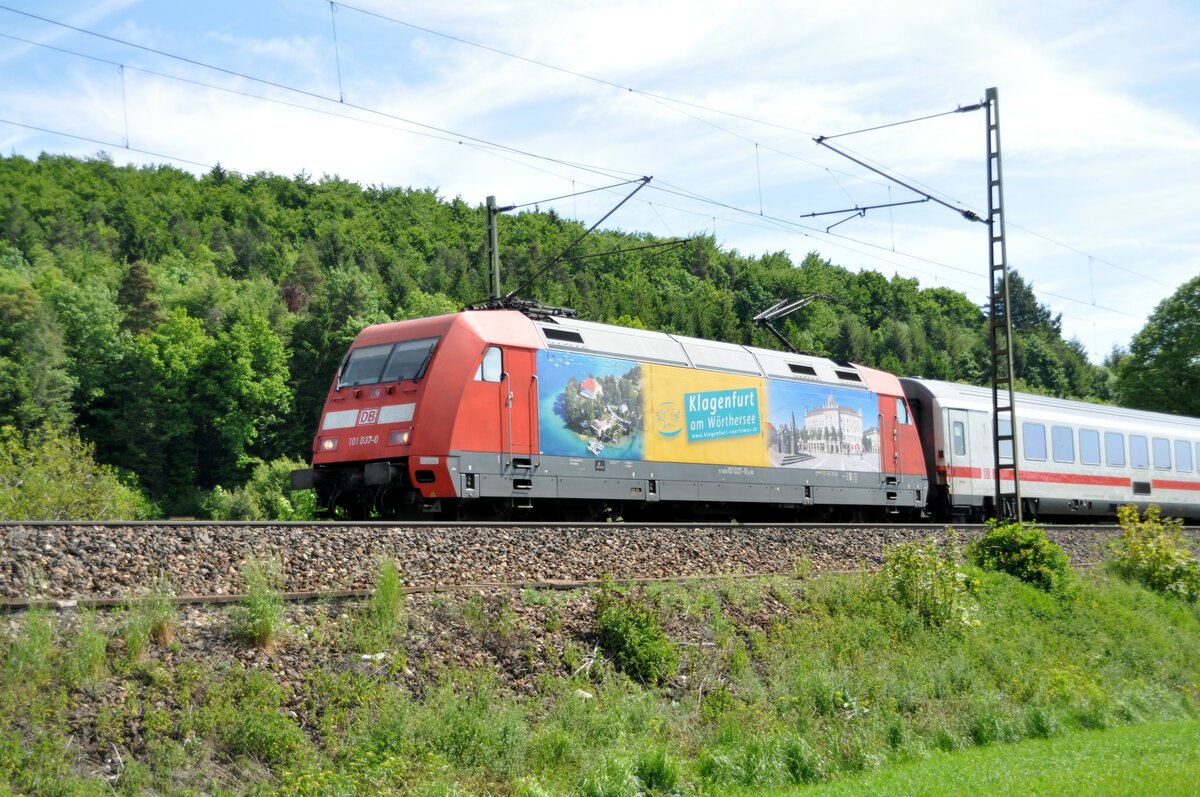 101 037-0 mit Werbung für Klagenfurt und IC bei Amstetten am 25.05.2012.