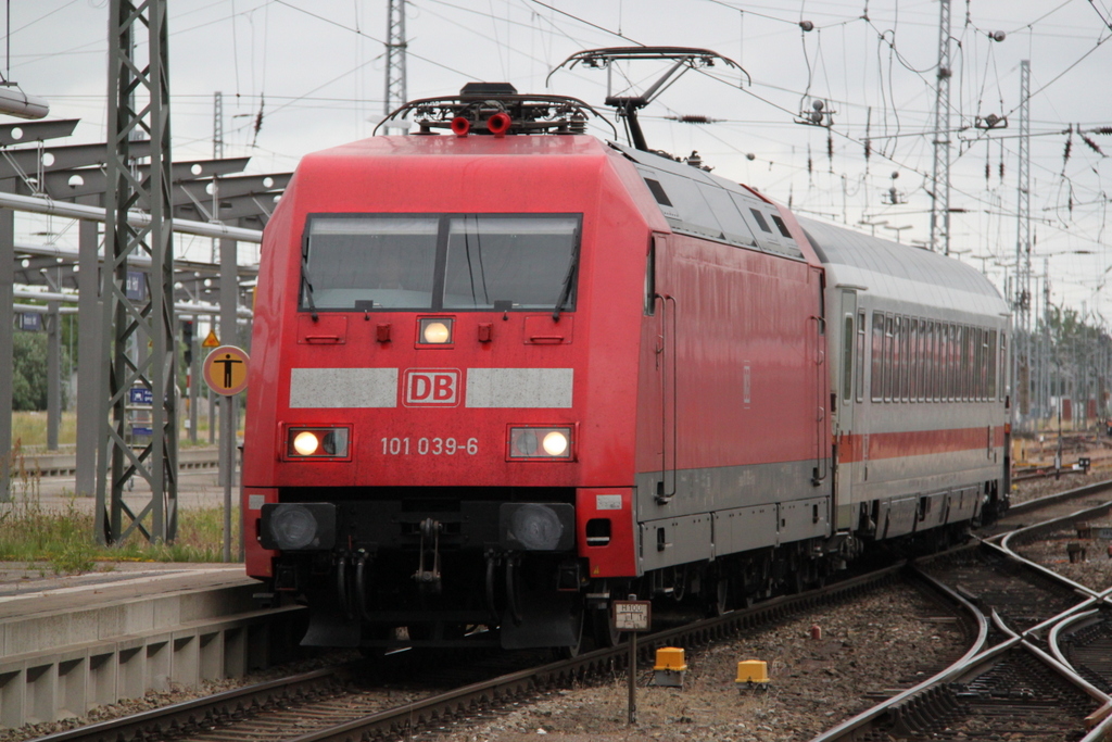 101 039 mit IC 2217(Stralsund-Stuttgart)bei der Einfahrt im Rostocker Hbf.17.06.2017