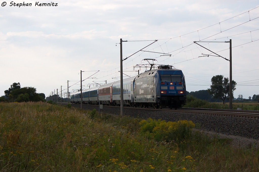 101 042-0  Eco�phant  mit dem IC 2071 von Hamburg-Altona nach Dresden Hbf in Vietznitz. 17.08.2013