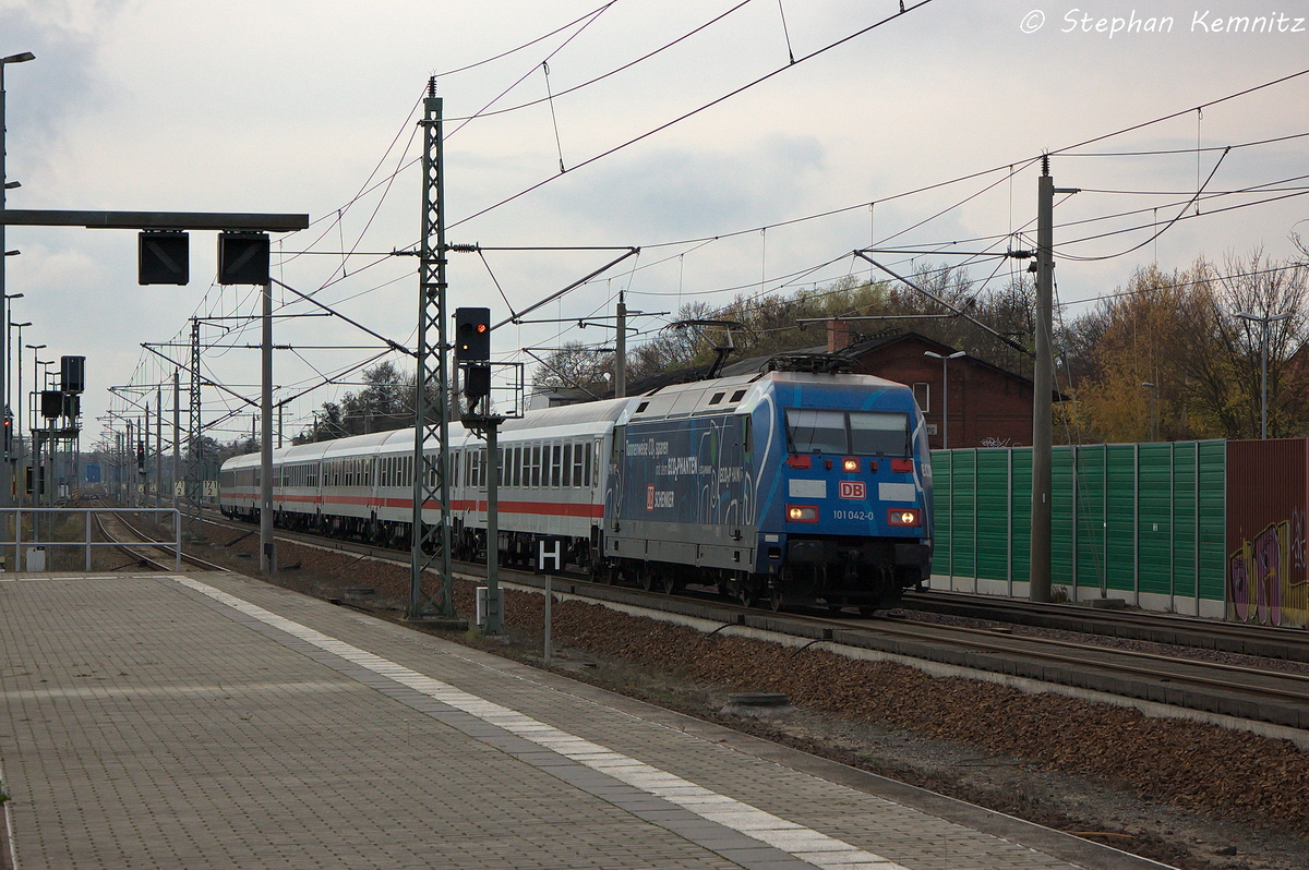 101 042-0  Eco�phant  mit dem IC 1931 von L�neburg nach Berlin S�dkreuz in Rathenow. Der IC 1931 war auch als Bundeswehrintercity bekannt und fuhr Freitags von Munster(�rtze) nach Berlin S�dkreuz. Der Abschnitt Munster(�rtze) - Uelzen war eine 218er Leistung gewesen. In Uelzen wurde dann auf eine E-Lok umgespannt und sie brachte ihn, dann nach Berlin S�dkreuz. Da der Intercity zwischen Munster(�rtze) und Uelzen nicht mehr so ausgelastet war, wie zu Wehrpflichtzeiten, beginnt der IC 1931 nun in L�neburg. Ab dem Fahrplanwechsel 2013, beginnt der IC 1931 dann im Hamburger Hbf. 08.11.2013 