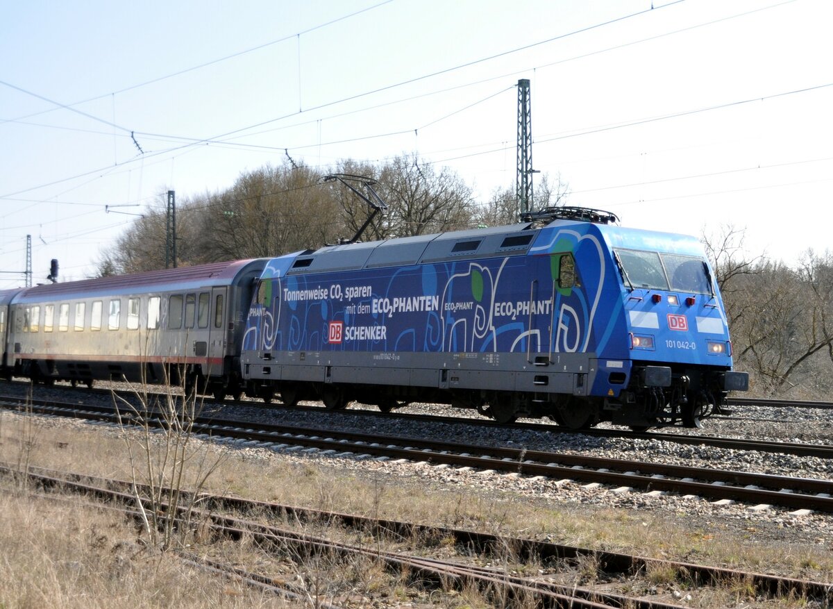 101 042-0 mit Werbung ECOPHANT ud ÖBB Eurocity in Westerstetten am 20.03.2012.