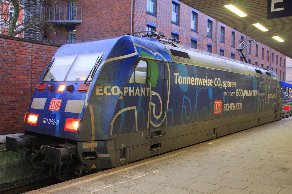 101 042  Ecophant  am 25.12.2014 nachdem Sie den EC 176 
aus Dresden nach Hamburg-Altona gebracht hatte.