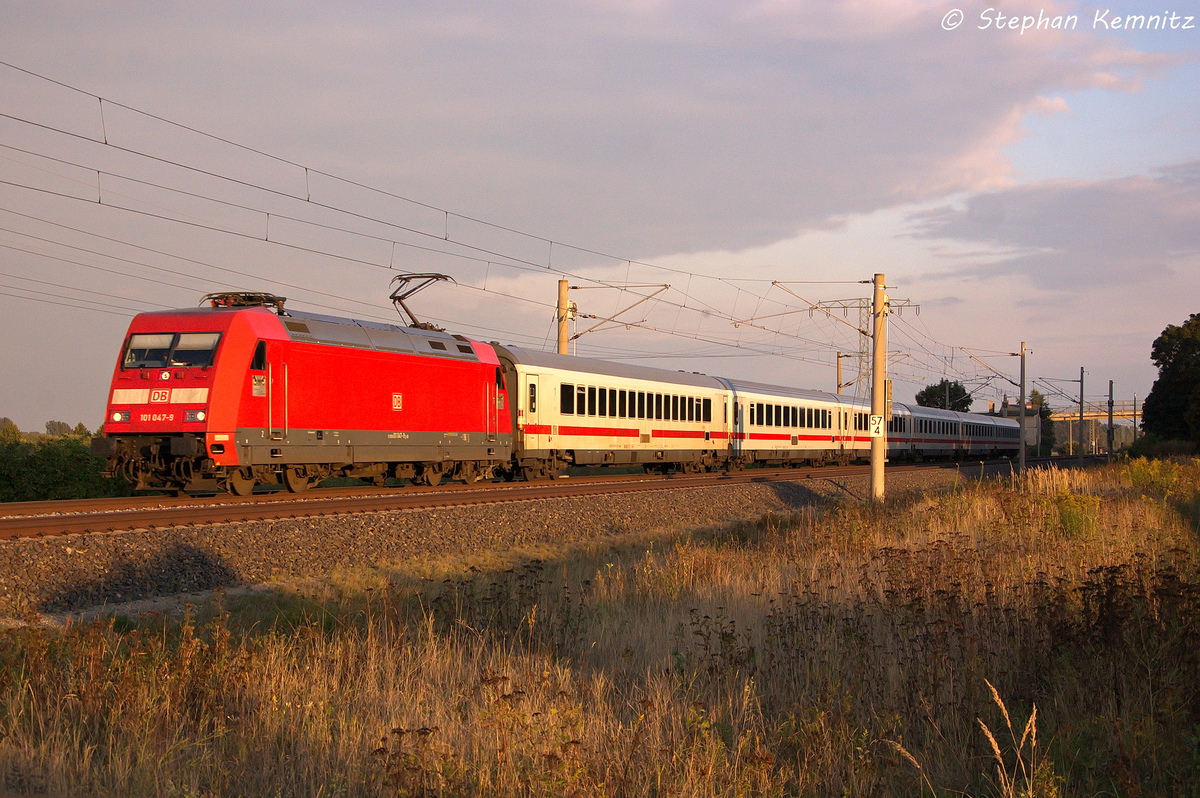 101 047-9 mit dem IC 2906 f�r ICE 706 von Berlin S�dkreuz nach Hamburg-Altona in Vietznitz. 13.09.2013