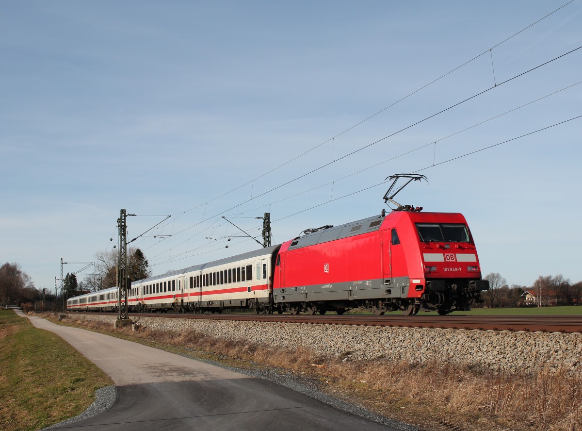 101 048-7 schiebend am EC 218 am 6. Februar 2016 bei bersee.