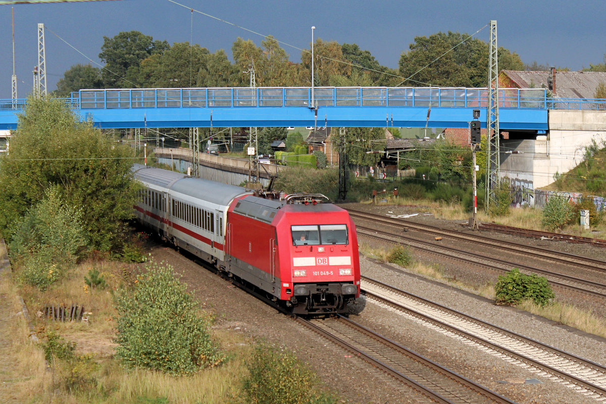 101 049-5 kommt aus Hamburg angerauscht. Tostedt den 24.09.2017