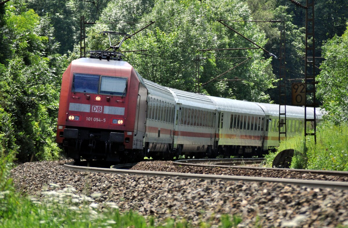 101 054-5 fährt mit IC aus Ulm aus am 21.07.2009.