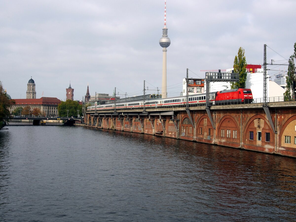 101 055-2 mit IC bei der Jannowitzbrücke in Berlin am 25.10.2019.