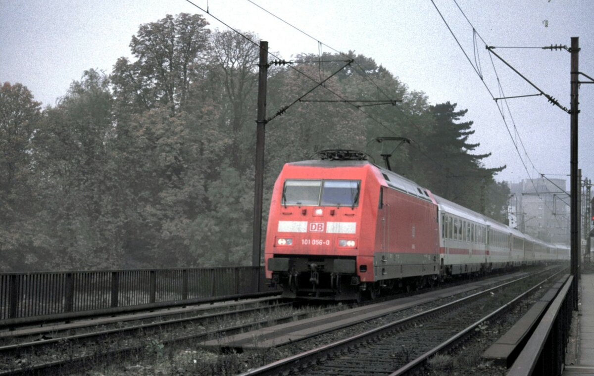 101 056-0 mit IC auf der Donaubrücke in Ulm im Oktober 2001.
