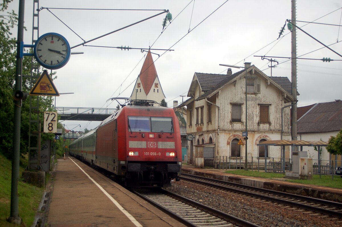 101 056-0 mit IC in Lonsee am 12.05.2009.