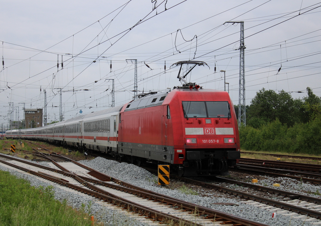 101 057 mit IC 2217(Zssow - Stuttgart)bei der Ausfahrt am 12.06.2021 im Rostocker Hbf. 