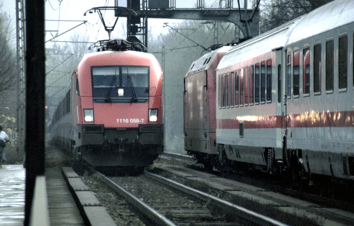 101 058-6 mit IC und ÖBB 1016 058-7 auf der Donaubrücke in Ulm am 12.11.2002.