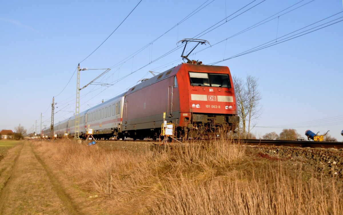 101 062-8 zieht und am Zugende schiebt 101 116-2 einen IC bei Neu-Ulm Pfuhl durch einen Baustellenbereich am 01.03.2020. Neben dem Gleis stehen zur Sicherung Baustellen-Blitze mit akustischen Signalen.
