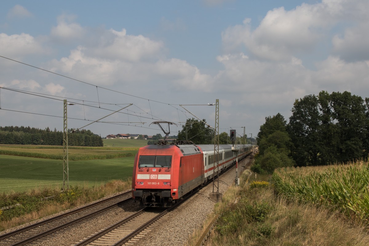 101 063-6 war am 20. August 2015 bei Hilperting in Richtung Mnchen unterwegs.